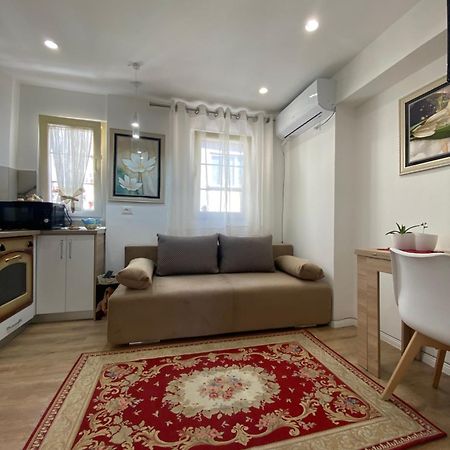 Central Welcoming Apartment In Tirana Buitenkant foto