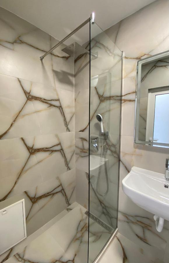 Central Welcoming Apartment In Tirana Buitenkant foto